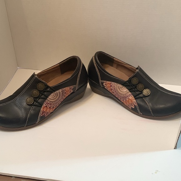 L’Artiste by Spring Steps Black with button accents and a floral design.Size 37 - Picture 6 of 10